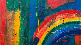 L'image montre une œuvre d'art abstraite avec des couleurs vives. On peut y voir des nuances de rouge, de jaune, de bleu et de vert, créant une composition dynamique. Un arc-en-ciel, formé de bandes colorées, ajoute une touche joyeuse à l'ensemble. Des éclaboussures de peinture rouge et noire accentuent le mouvement et la texture de l'œuvre. L'ensemble donne une impression de vitalité et d'énergie.