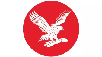 L'image représente un aigle stylisé en blanc, figurant sur un fond rouge circulaire. L'aigle est posé sur un rouleau ou un document, avec ses ailes déployées, créant une impression de dynamisme et de force. Le contraste entre le rouge vif et le blanc ajoute à l'impact visuel de l'image.