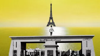 L'image présente un paysage surréaliste avec une silhouette centrale d'un individu se tenant sur un quai ou une plateforme décorée. En arrière-plan, on distingue la célèbre Tour Eiffel, qui semble flotter au-dessus d'une étendue d'eau, le tout sur un fond jaune éclatant. La composition crée un contraste entre les éléments architecturaux et le ciel, évoquant une atmosphère de rêve ou d'imaginaire. Les détails spécifiques autour de la silhouette ajoutent à la profondeur de l'image, tout en attirant l'attention sur le personnage au premier plan.