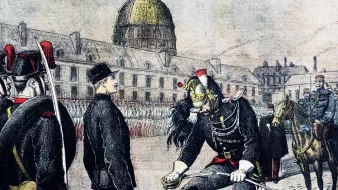 L'image représente une scène militaire historique. On y voit un homme en uniforme, probablement un officier, qui se penche en avant pour ramasser quelque chose qui semble être un symbole de désapprobation ou une forme de déshonneur, comme un morceau de métal ou un insigne, sur le sol. D'autres soldats, vêtus de uniformes traditionnels, se tiennent en arrière-plan, soit en position de garde, soit en train de regarder la scène. En arrière-plan, on aperçoit un bâtiment avec un dôme, probablement un édifice gouvernemental ou militaire, symbolisant le cadre institutionnel de l'événement. Les couleurs sont vives et donnent un aspect dramatique à la scène.