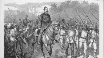 L'image représente un militaire à cheval, en uniforme, entouré de troupes en procession. Les soldats sont en rang et affichent des expressions sérieuses. On peut apercevoir des armes et des drapeaux, tandis qu'en arrière-plan, des bâtiments sont visibles. L'ensemble donne une impression de défilé militaire ou de mouvement stratégique. L'atmosphère semble solennelle et organisée, illustrant une scène historique.