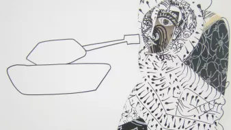 L'image présente une composition artistique avec des motifs contrastés en noir et blanc. On y voit une figure humaine stylisée, recouverte de formes et de textures diverses, évoquant des vêtements ou un tissu. À côté de cette figure, un objet en forme de bateau est dessiné de manière simple et épurée, ce qui crée un contraste avec la complexité des motifs de la figure. L'ensemble donne une impression de mélange entre abstraction et représentation.