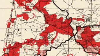 L'image représente une carte dans des tons rouges et blancs, probablement montrant des zones géographiques ou des limites administratives. On peut y voir des noms de localités, des routes et des frontières qui semblent délimiter différentes régions. Les zones rouges peuvent indiquer des zones d'intérêt particulier, de densité de population, ou une autre forme de classification. L'ensemble de la carte dégage un aspect historique ou thématique lié à la région représentée, qui semble être située en Israël, en particulier autour de Haïfa.