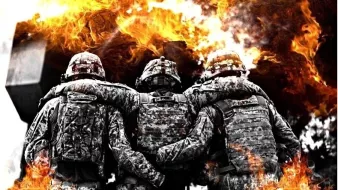 L'image montre trois soldats se tenant ensemble, leurs bras autour des épaules des autres, dans un environnement chaotique. En arrière-plan, on voit des flammes et des débris, ce qui évoque une scène de guerre ou de combat intense. Les soldats portent des uniformes militaires, et l'atmosphère générale de l'image est sombre et dramatique, soulignant la camaraderie et le courage face au danger. Les effets de feu ajoutent une intensité visuelle et émotionnelle à la scène.