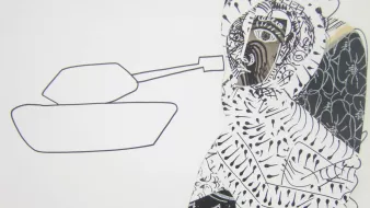 L'immagine presenta una figura stilizzata, con linee nere e motivi grafici complessi. La figura sembra indossare un abbigliamento con disegni intricate e contrastanti. A sinistra, c'è un oggetto che somiglia a un'imbarcazione, delineata in modo semplice. La composizione mescola elementi astratti e figurativi, creando un effetto visivo interessante e dinamico. La palette di colori è prevalentemente in bianco e nero, arricchita da dettagli grafici.