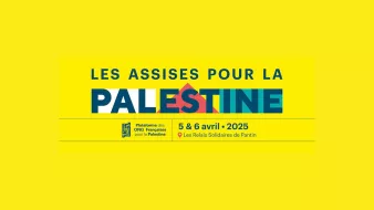 L'image présente un fond jaune vif avec du texte en noir et des éléments graphiques colorés. Elle annonce "Les Assises pour la Palestine", un événement prévu les 5 et 6 avril 2025, aux Relais Solidaires de Pantin.