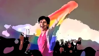 L'image montre une foule enthousiaste lors d'un événement festif, probablement une célébration de fierté. Au premier plan, une personne souriante, drapée d'un grand drapeau aux couleurs arc-en-ciel, lève les bras en signe de joie et de célébration. L'ambiance semble vibrante et festive, avec de nombreuses personnes derrière elle, partageant ce moment de convivialité. Les couleurs vives et l'expression de bonheur contribuent à une atmosphère très positive.