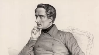 L'image représente un homme assis sur une chaise, arborant une tenue élégante du XIXe siècle. Il porte une chemise à col haut et un manteau à boutons, alliant style et sophistication. L'homme est en pleine réflexion, sa main droite tenant son menton. L'arrière-plan est sobre, mettant en valeur sa posture pensive et le détail de son expression. Cette illustration dégage une certaine gravité et un caractère intellectuel.