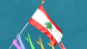 L'image montre un drapeau libanais porté par des bras de différentes couleurs, symbolisant la diversité et l'unité. Le drapeau est composé de trois bandes horizontales : rouge, blanc et rouge, avec un cèdre vert au centre. Le fond est d'une couleur bleu uni, mettant en valeur les éléments au premier plan. Cela pourrait représenter un message de solidarité ou d'engagement envers le Liban.