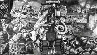 L'immagine rappresenta un'opera d'arte monocromatica che riempie il campo visivo con una composizione complessa e caotica. Al centro, spicca un cavallo in primo piano, circondato da una varietà di oggetti e figure che evocano un senso di disordine e conflitto. Dettagli come rifiuti, edifici distrutti e simboli di vita quotidiana si intrecciano, creando un paesaggio visivo denso e d'impatto. La scelta dei colori in bianco e nero conferisce un'atmosfera drammatica e malinconica, sottolineando i temi di crisi e precarietà presenti nella scena. Elementi figurativi e astratti si mescolano, invitando lo spettatore a riflettere sul significato profondo dell'opera.