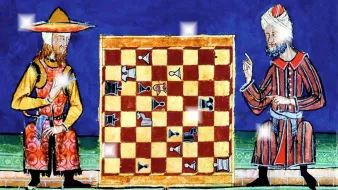L'image représente une scène médiévale avec deux personnages assis en face d'un plateau de jeu d'échecs. À gauche, un homme portant un chapeau large et en vêtements colorés. À droite, un personnage vêtu d'une robe ornée, peut-être d'inspiration orientale. Le damier est richement décoré et montre diverses pièces d'échecs en position de jeu. L'arrière-plan est d'un bleu profond, ajoutant une ambiance historique à la scène.