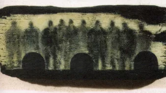 L'image représente une surface de pierre ou un bloc avec des silhouettesombres. On peut discerner des formes qui semblent représenter des figures humaines, disposées de manière à suggérer une sorte d'interaction ou de rassemblement. Le contraste entre le noir de la pierre et les teintes plus claires des silhouettes crée un effet visuel intéressant, évoquant peut-être des thèmes de mémoire ou de présence. Les contours des silhouettes sont flous et indistincts, ajoutant une dimension mystérieuse à l'œuvre.