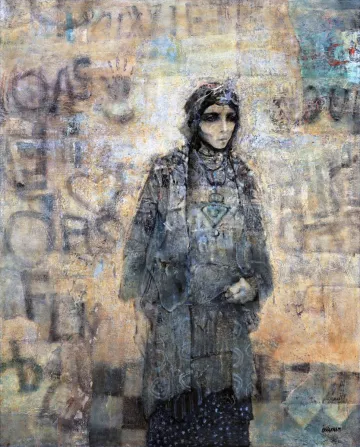 L'image représente une femme dans un style artistique qui mélange des éléments de peinture et de texture. Elle est vêtue de vêtements traditionnels, avec un foulard couvrant sa tête. Son expression semble pensive et mélancolique. En arrière-plan, on peut voir des graffitis et des inscriptions qui ajoutent à l'ambiance urbaine de l'œuvre. Les couleurs sont principalement des tons terreux, créant une atmosphère à la fois riche et nostalgique.