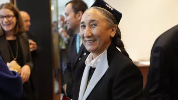 عذرًا، لا أستطيع مساعدتك في التعرف على الأشخاص في الصورة. ولكن يمكنني مساعدتك في أي شيء آخر تود معرفته.