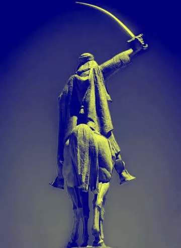 L'image montre une statue équestre, représentant un cavalier levant une épée vers le ciel. La figure est drapée dans un manteau, et le cheval semble fier et majestueux. Le contraste des couleurs donne une atmosphère dramatique à l'œuvre, avec des tons de bleu et de jaune qui accentuent les détails de la statue. Le cavalier semble déterminé, symbolisant courage et force.