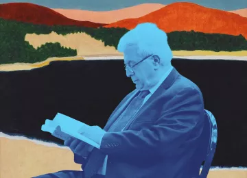 L'image présente un homme assis, plongé dans la lecture d'un livre. Il est habillé de manière formelle, portant un costume et une cravate. L'arrière-plan est artistique, mettant en valeur un paysage stylisé avec des collines colorées et un ciel abstrait. Les teintes de l'image ont été modifiées pour donner un effet de teinte bleue sur l'homme et le livre, créant un contraste avec les couleurs chaudes de l'arrière-plan.