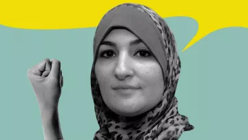 L'image présente une femme portant un hijab à motifs, avec une expression déterminée. Son bras est levé, affichant un poing serré en signe de force et de détermination. L'arrière-plan est composé de couleurs vives, avec un jaune et un vert qui apportent un contraste dynamique. L'illustration semble évoquer des thèmes de résistance et d'affirmation.