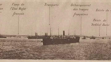 L'image semble représenter une vue panoramique d'un port ou d'une zone maritime, probablement durant une période historique. On y voit plusieurs navires avec des annotations indiquant différentes localisations ou points d'intérêt, tels que : - Transport - Presqu'île de Gallipoli - Éclaireur britannique - Camp de l'Escaut, Major français - Transports - Débarquement des tropas - Pointe de Seddul Bahir - Côte d'Asie - Transport français - Garage Ces indications suggèrent un contexte militaire, possiblement lié à des opérations navales durant la Première Guerre mondiale. Les navires sont rangés en file dans l'eau, illustrant une activité maritime intense.
