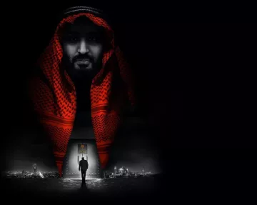 L'immagine presenta un'illustrazione caratterizzata da forti contrasti tra il nero e il rosso. In primo piano si vede una figura maschile che indossa un copricapo tradizionale, mentre sullo sfondo è rappresentata una silhouette di un uomo che cammina verso un grande portone. Il viso della figura principale emerge quasi in modo tridimensionale, creando un senso di profondità. L'atmosfera complessiva è misteriosa e solenne, evocando un senso di autorità e presenza.