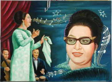 تظهر الصورة لوحة فنية تحتوي على مشهد فني يجمع بين شخصيتين. في الجهة اليسرى، تُرسم امرأة تُغني على المسرح، تحمل بيدها منديلًا وتبدو متفاعلة مع الجمهور. في الجهة اليمنى، تتواجد صورة كبيرة لوجه امرأة ترتدي نظارات وتبدو أنيقة. خلف الشخصيات، توجد ملاحظات موسيقية ونجوم، مما يضفي جوًا فنيًا على العمل. الألوان المستخدمة دافئة وتبرز الأجواء الموسيقية.