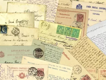 L'image présente un collage de lettres et de cartes postales anciennes. On peut voir des timbres de différentes couleurs et des écritures manuscrites sur le papier, évoquant des échanges de correspondance d'une époque révolue. Les documents sont variés en taille et en style, avec des motifs et des designs typiques du passé. Les en-têtes portent des noms et des adresses, ajoutant une touche personnelle à cette collection historique.