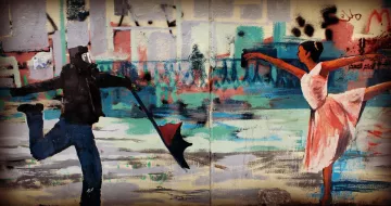 L'image montre une œuvre de street art. À gauche, on voit un homme portant un masque, habillé de noir, qui tient un parapluie ouvert. À droite, une ballerine en robe blanche exécute une danse gracieuse. Le fond de l'œuvre est rempli de couleurs vives et de formes abstraites, créant une atmosphère dynamique. Cette juxtaposition entre les deux personnages évoque un contraste entre l'agitation du monde urbain et la beauté de la danse.
