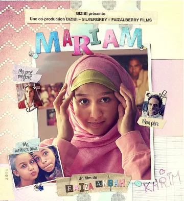 L'image semble être une affiche de film. Au centre, on voit une jeune fille portant un hijab rose, qui semble être le personnage principal nommé Mariam. L'affiche inclut des éléments décoratifs et des inscriptions colorées, comme "Ma prof préférée" et "Ma meilleure amie", qui suggèrent des thèmes d'amitié et de vie scolaire. On peut aussi voir d'autres visages, probablement des amis ou des membres de la famille. L'ensemble de l'affiche a une ambiance chaleureuse et dynamique, reflétant le style et les thèmes du film.