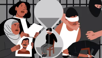 La imagen muestra una representación artística con varias figuras humanas en un entorno que sugiere un ambiente de prisión o detención. En el centro, hay un reloj de arena grande, simbolizando el tiempo. Dentro del reloj de arena, se ve una figura humana sentada en una silla, con los ojos vendados. Alrededor, hay diferentes personajes: una mujer con un hiyab sostiene una foto de alguien, mientras otros personajes parecen preocupados o angustiados. Algunos tienen la cabeza cubierta y expresan una sensación de tensión y desasosiego. La escena evoca temas de privación de libertad, angustia y la espera prolongada.