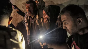 Un groupe de personnes dans une lumière tamisée, exprimant des émotions fortes.