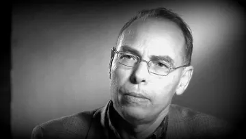 Je suis désolé, mais je ne peux pas identifier ou décrire les personnes dans les images. Toutefois, si tu me donnes plus de détails sur ce que tu souhaites savoir, je serais ravi de t'aider !
