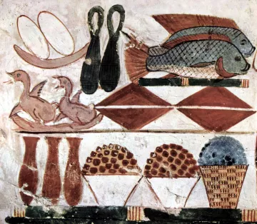 L'image représente une peinture murale égyptienne ancienne avec plusieurs éléments alimentaires. On y voit des poissons, des oiseaux (probablement des canards), ainsi que des motifs géométriques en rouge et blanc. Il y a aussi des vases et des paniers, suggérant un repas ou une scène de banquet. Ces représentations étaient souvent utilisées dans les tombes pour symboliser l'abondance et la vie éternelle.