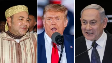 L'immagine mostra tre figure distinte. A sinistra, c'è un uomo con un copricapo tradizionale e un abito che riflette una cultura araba. Al centro, un uomo che parla al microfono, indossa una giacca e una cravatta rossa, mostrando un'espressione decisa. A destra, un uomo con capelli scuri e un volto sorridente, che sembra essere coinvolto in un discorso pubblico. L'illustrazione suggerisce una situazione di dialogo o confronto tra diverse leadership politiche.