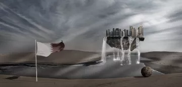 L'image représente un paysage fantastique dans un environnement désertique. On peut voir une grande structure flottante suspendue dans les airs, où se trouve une ville moderne avec des gratte-ciel. Des cascades d'eau descendent de cette structure vers un cours d'eau situé en bas. À gauche, un drapeau du Qatar flotte au vent. Le ciel est chargé de nuages, créant une atmosphère dramatique et surréaliste. L'ensemble évoque une fusion entre nature et urbanisme, avec un contraste saisissant entre le désert et la ville.