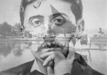 في الصورة، يظهر وجه رجل يتحلى بذقن وشوارب، يعبر عن تأمل أو تفكير عميق. خلفه، توجد مناظر طبيعية تتضمن بحيرة ونباتات مثل النخيل، مما يضفي طابعًا هادئًا. تُظهر الصورة تداخل وجه الرجل مع المناظر الطبيعية، مما يخلق إحساسًا بالتواصل بين الإنسان والطبيعة. الألوان تبدو بالأبيض والأسود، مما يعزز الطابع الفني والقديم للصورة.