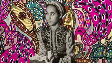 L'image présente une jeune fille, probablement en tenue traditionnelle, qui regarde vers la gauche. Son expression semble contemplative. En arrière-plan, on voit un motif coloré et dynamique, avec des formes telles que des oiseaux et des éléments abstraits, dominé par des teintes vives comme le rose et le violet. Le contraste entre la monochromie de la fille et les couleurs éclatantes du fond crée une atmosphère artistique et intrigante.