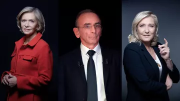 L'image présente trois personnes debout, chacune sur un fond sombre. À gauche, une femme avec des cheveux blonds et une coupe élégante, vêtue d'un manteau rouge, affiche une expression sérieuse. Au centre, un homme aux cheveux courts et lunettes, portant un costume noir et une cravate, semble contemplatif. À droite, une autre femme avec des cheveux blonds, coiffée de manière soignée et habillée en noir, pose avec confiance en pointant légèrement son doigt. L'ensemble dégage une ambiance professionnelle et déterminée.