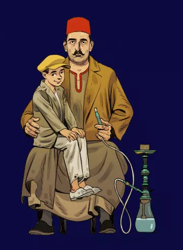 L'image représente un homme assis portant un fez rouge et des vêtements traditionnels. Il a une moustache bien fournie et semble chaleureux. Sur ses genoux se trouve un jeune garçon, également habillé de manière traditionnelle, avec une casquette jaune. À côté d'eux, il y a une narguilé, indiquant une atmosphère conviviale. Le fond de l'image est d'un bleu uni, ce qui met en valeur les personnages et leurs vêtements.