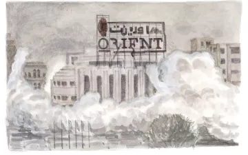 L'image représente une scène urbaine où un bâtiment emblématique est partiellement caché par des nuages de fumée ou de poussière. Le bâtiment porte une enseigne avec le mot "ORIENT" en lettres stylisées, suggérant une ambiance nostalgique ou historique. L'arrière-plan montre d'autres structures, évoquant un environnement urbain. L'atmosphère générale semble chargée et un peu sombre, ce qui pourrait indiquer une situation de conflit ou de crise. Les nuances de gris et d'eau évoquent une qualité de dessin à l'aquarelle, ajoutant une dimension artistique à l'image.