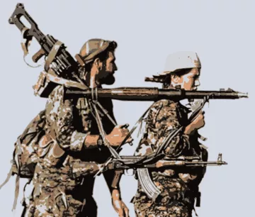 L'image montre deux soldats marchant côte à côte. L'un d'eux porte un fusil en bandoulière, tandis que l'autre tient également une arme. Ils semblent concentrés et déterminés, avec des tenues camouflées adaptées à un environnement militaire. Le fond est simplifié, ce qui met en évidence leur posture et leur équipement.