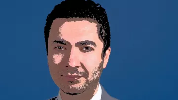 این تصویر یک مرد جوان را نمایش می‌دهد که لباس رسمی به تن دارد. او کراوات آبی به همراه پیراهن سفید پوشیده و کت او به رنگ خاکستری است. پس‌زمینه تصویر رنگی آبی دارد که به تأکید بر شخصیت وی کمک می‌کند. چهره‌اش نشان‌دهنده‌ی اعتماد به نفس و جدیت است.