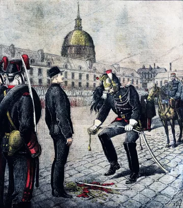 L'image représente une scène militaire historique. On y voit un homme en uniforme, probablement un officier, qui se penche en avant pour ramasser quelque chose qui semble être un symbole de désapprobation ou une forme de déshonneur, comme un morceau de métal ou un insigne, sur le sol. D'autres soldats, vêtus de uniformes traditionnels, se tiennent en arrière-plan, soit en position de garde, soit en train de regarder la scène. En arrière-plan, on aperçoit un bâtiment avec un dôme, probablement un édifice gouvernemental ou militaire, symbolisant le cadre institutionnel de l'événement. Les couleurs sont vives et donnent un aspect dramatique à la scène.