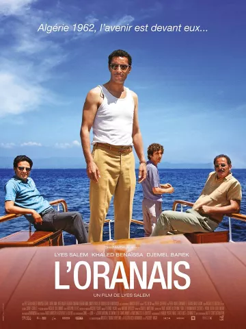 L'image montre quatre hommes sur un bateau, prenant la pose avec un fond marin. Le personnage central, portant un débardeur blanc, semble confiant et déterminé, tandis que les autres hommes sont assis autour de lui. Leurs expressions reflètent une atmosphère d'espoir et de camaraderie. Le texte mentionne "Algérie 1962, l'avenir est devant eux" et indique qu'il s'agit d'un film intitulé "L'Oranais", réalisé par Lyes Salem.