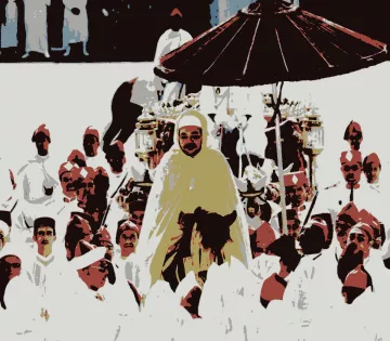 L'image montre une scène cérémonielle avec une multitude de personnes en vêtements traditionnels. Au centre, une figure principale est montée à cheval, protégée par un parasol. Cette scène évoque une ambiance de célébration ou de procession, où tous les participants semblent attentifs et respectueux. Les couleurs sont vives et créent un fort contraste, accentuant l'importance de l'événement.