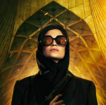L'image présente une femme au regard déterminé, vêtue d'une tenue noire élégante. Elle porte de grandes lunettes de soleil qui reflètent une lumière vive. Son visage est partiellement caché par un foulard sombre. Elle tient une arme à feu à la main, ce qui suggère une ambiance de tension ou d'action. En arrière-plan, on distingue une architecture impressionnante avec des motifs géométriques qui ajoutent une dimension dramatique à la scène. Les couleurs chaudes, principalement le jaune et l'or, accentuent l'atmosphère intense de l'image.