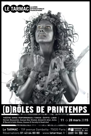 L'image affiche une femme peinte en argent, avec des cheveux ébouriffés et un regard intense. Elle est présentée dans un style dramatique, évoquant une performance artistique. Le fond est noir, ce qui met en avant la couleur métallique de son corps. En haut, on voit le titre de l'événement "D(rôles de printemps)" en grandes lettres, suivi des informations sur le lieu et les dates de l'événement, qui se déroule au TARMAC à Paris. Des détails supplémentaires sur les performances de théâtre et de danse sont également mentionnés, soulignant la diversité culturelle et artistique de l'événement.