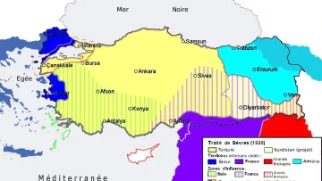 Cette image représente une carte historique de la Turquie et des régions environnantes, illustrant les conséquences du Traité de Sèvres de 1920. Elle délimite les différentes zones d'influence attribuées à divers pays, dont la France, la Grande-Bretagne, l'Arménie et un projet de Kurdistan. On y voit également les frontières de la Turquie selon le Traité de Lausanne de 1923. Les différentes couleurs sur la carte symbolisent les territoires et les zones internationales (délimitées), ainsi que les régions mentionnées dans les traités. La carte visualise ainsi les évolutions politiques du début du XXe siècle dans cette région.
