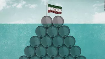 L'image représente une pyramide de barils de pétrole, avec un drapeau iranien posé au sommet. Les barils, disposés de manière à former une base solide, symbolisent potentiellement l'industrie pétrolière de l'Iran. En arrière-plan, un ciel légèrement nuageux donne une ambiance neutre à la scène. La combinaison de ces éléments peut suggérer des thèmes liés aux ressources naturelles, à l'économie ou à la politique énergétique.