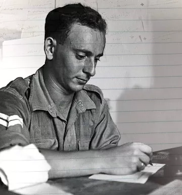 L'image montre un homme en uniforme militaire, concentré sur l'écriture d'une lettre. Il semble pensif, assis à une table et tenant un stylo. Le fond a des éléments flous qui évoquent des documents ou des notes. Cette scène transmet une ambiance de réflexion, peut-être liée à des pensées personnelles ou des nouvelles à envoyer.