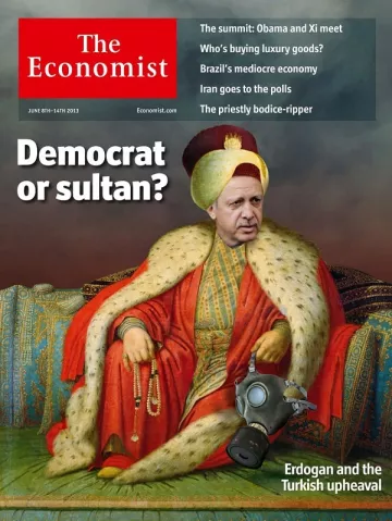 L'image présente la couverture du magazine "The Economist" de juin 2013. On y voit un homme habillé de manière traditionnelle avec des vêtements ornés et un turban, assis sur un trône. Il porte également un masque à gaz, ajoutant une dimension provocante et symbolique à l'image. Le titre pose la question "Démocrate ou sultan ?", suggérant un débat sur le style de leadership du personnage représenté. En arrière-plan, les thèmes abordés incluent la politique internationale et les défis économiques de divers pays.