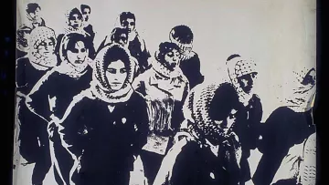 تظهر الصورة مجموعة من الأشخاص يسيرون معًا. هم يرتدون أغطية على الرأس، ويبدو أن تعبيراتهم تحمل شعوراً بالتصميم أو القوة. الصورة بألوان الأبيض والأسود، مما يضيف طابعاً درامياً ويعزز من تأثيرها البصري. يبدو أن المشهد ينقل إحساساً بالوحدة أو التكاتف بين هؤلاء الأشخاص.